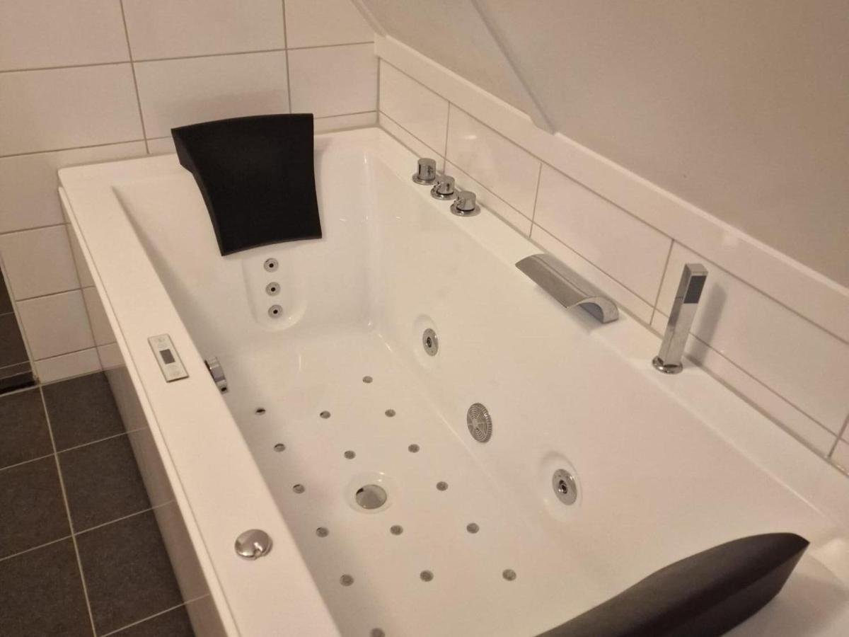 Holiday Home In Scherpenisse With Bubble Bath Esterno foto
